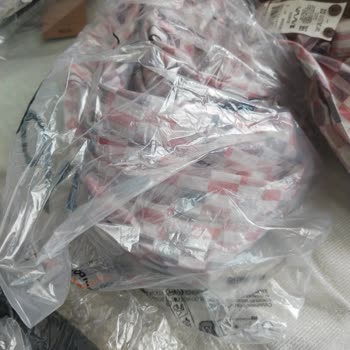 Trendyol’da Gönderilen Gömlek Çöp Poşetine Atılmış Gibi Paketlenerek Hijyen Şüphesine Yol Açtı