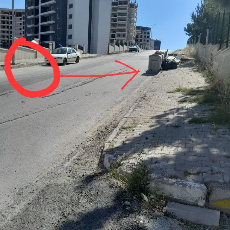 Etimesgut Belediyesi Çöp Konteynerleri Yol Kenarında Betonla Sabitlenmesi Ve Güvenlik Tehlikesi