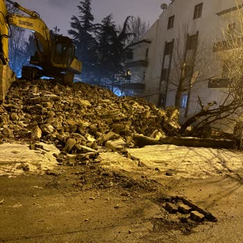 Melikgazi Belediyesi’nin Yol Onarımını İhmali Nedeniyle Aracım Çukura Düşerek Hasar Aldı