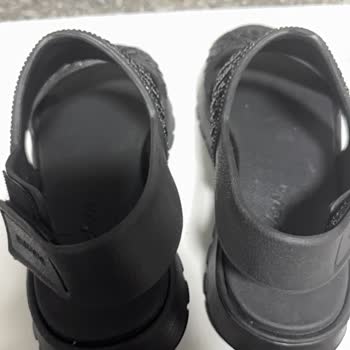 Skechers Sandaleti Üst Kısmının Sertliği Ayak Parmaklarına Kesik Verdi