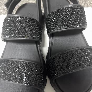 Skechers Sandaleti Üst Kısmının Sertliği Ayak Parmaklarına Kesik Verdi