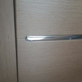 Beko Teslimatındaki Dikkatsiz Taşıma Sonucu Laminat Parkede Çizik Ve Kapı Çıtasında Boya Kırılması