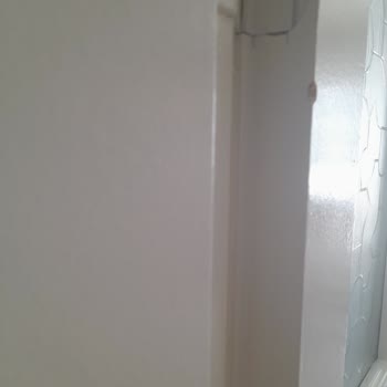 Beko Teslimatındaki Dikkatsiz Taşıma Sonucu Laminat Parkede Çizik Ve Kapı Çıtasında Boya Kırılması
