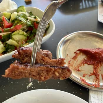 Köfteci Yusuf Şubesinde Soğuk Servis, Az Pişmiş Köfte Ve Bayat Ekmek