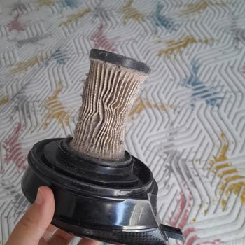 Dikkatli Kullanıma Rağmen Süpürgenin Gövdesi Çatladı Ve Filtre Yanıyor
