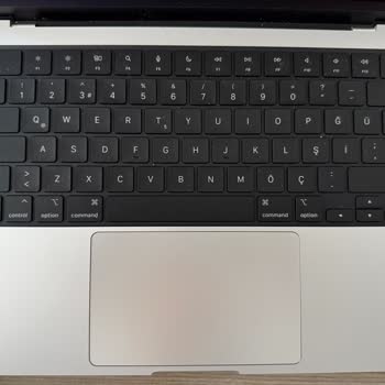 Kirli Ve Çizik MacBook Pro Teslimatı Üzerine Şikayet