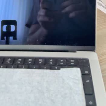 Kirli Ve Çizik MacBook Pro Teslimatı Üzerine Şikayet
