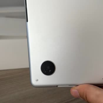Kirli Ve Çizik MacBook Pro Teslimatı Üzerine Şikayet