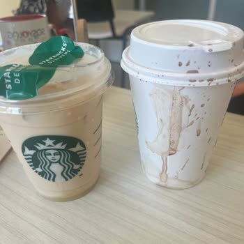 Starbucks Şubesinden Dökülmüş Ve Soğuk Kahve, Pipet Eksik