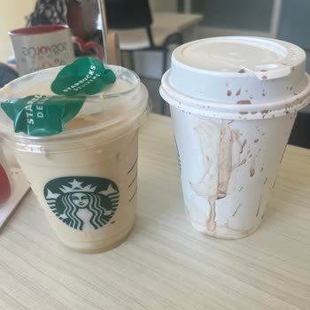 Starbucks Şubesinden Dökülmüş Ve Soğuk Kahve, Pipet Eksik