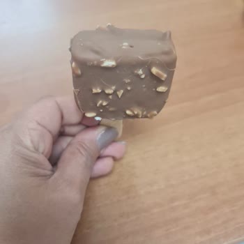Yarım Üretilmiş Magnum Badem Dondurmasında İç Kısmı Eksik