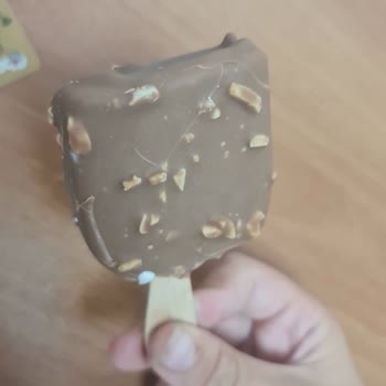 Yarım Üretilmiş Magnum Badem Dondurmasında İç Kısmı Eksik