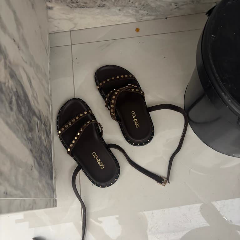 Mavişehir Şubesindeki Sandalet Ayağımı Yaraladı, 5.000 TL İade Talebi