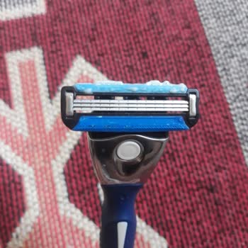 Gillette Tıraş Bıçağının Yüzümde Şiddetli Kesik Ve Kanama Oluşturması