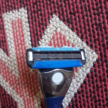 Gillette Tıraş Bıçağının Yüzümde Şiddetli Kesik Ve Kanama Oluşturması