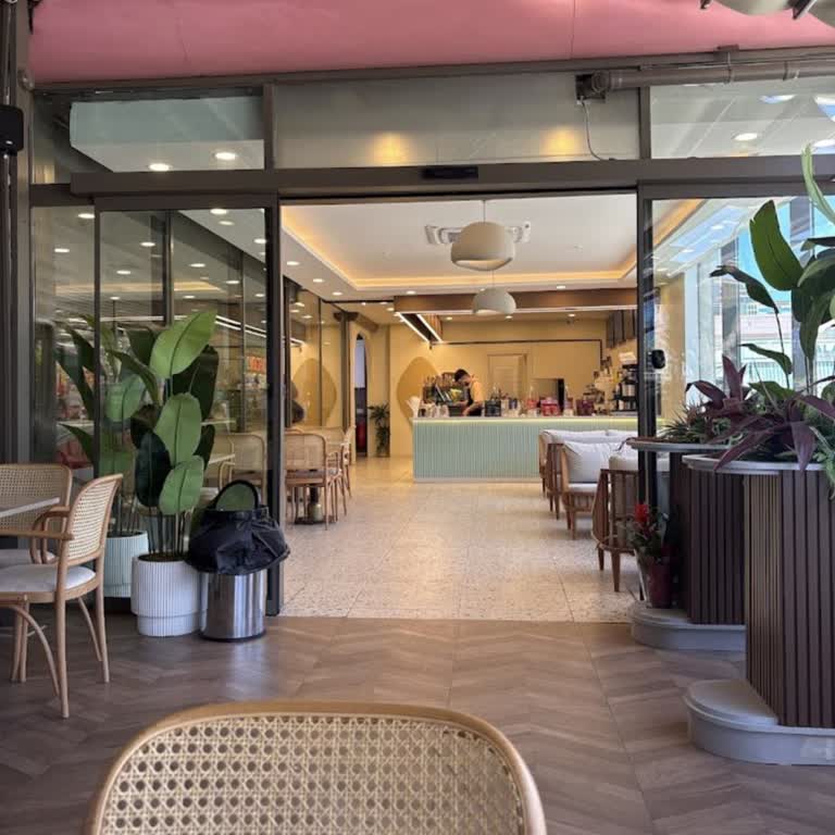Beyoğlu Çikolata Coffee Şubesinde Personelin Umursamaz Tutumuna Şikayet