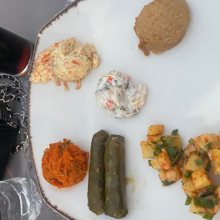Yüksek Ücret Ve Yetersiz Yemek Sunumu