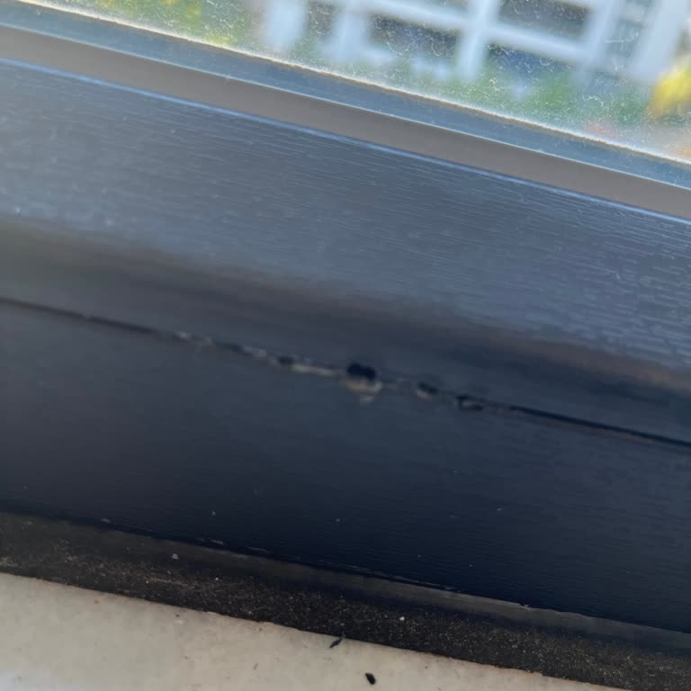 Servis Klima Montajını Reddetti Ve Camı Zarar Gördü