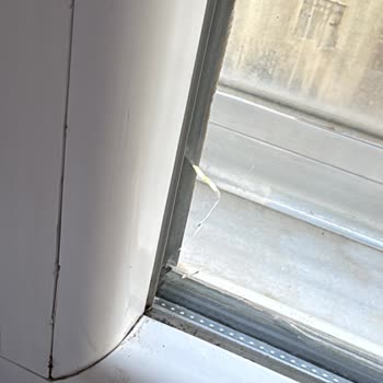 Beko Duvar Tipi Klimanın Montajı Sonrası Cam Ve Pencere Hasarı