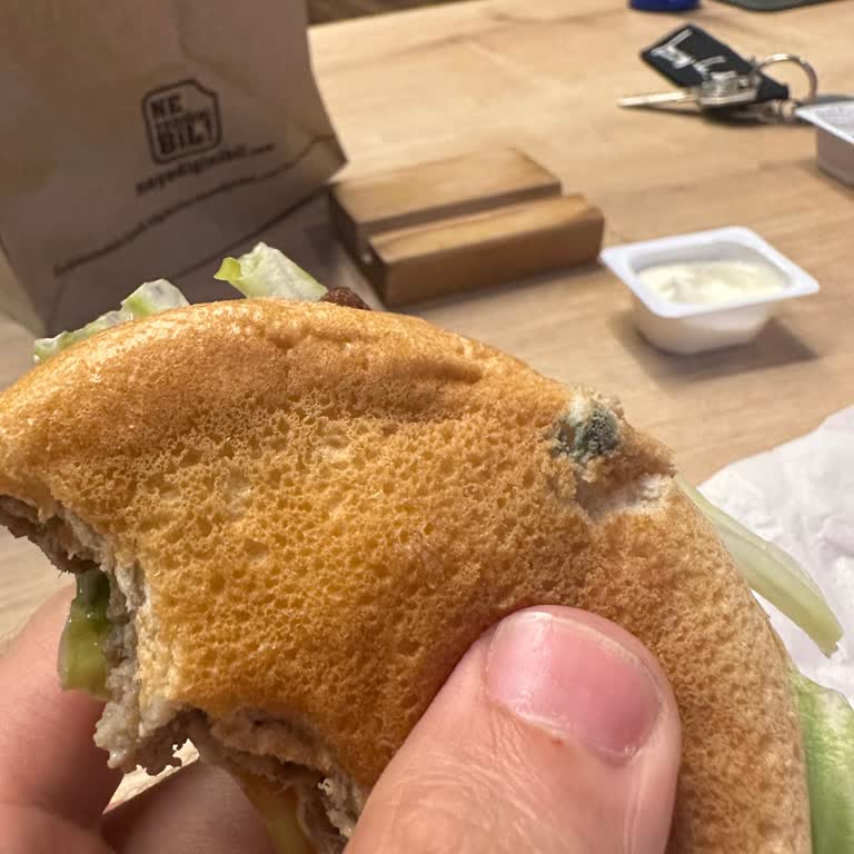 Küflü Hamburger Ekmeği: Hijyen Ve Sağlık Endişesi