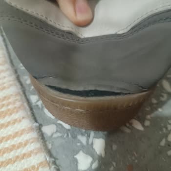 FLO Mağazasında Yırtılan Ayakkabılar İçin Değişim Talebi