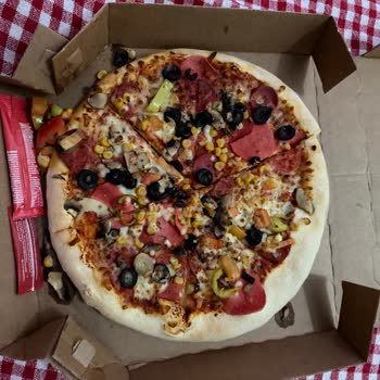 İzmir Bayraklı Şubesinde Soğuk Ve Dağınık Pizza İade Talebi