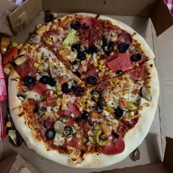 İzmir Bayraklı Şubesinde Soğuk Ve Dağınık Pizza İade Talebi