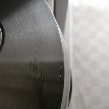 Yeni Tencere Ve Tavaların Çizilmesi Ve Servisin Sorun Görmemesi