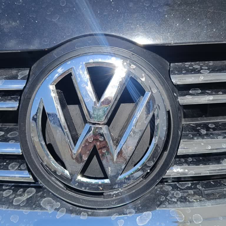 Eksik Motor Alt Koruma Ve VW Amblem Parçası İçin Acil Tam Onarım Talebi