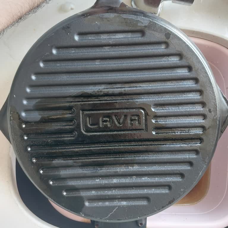 Lava Metal DemirDöküm Tava Altından Yağ Sızdırıyor: Üretim Hatası Ve Değişim Talebi