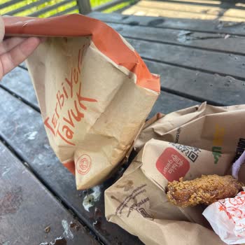 Popeyes Kayaşehir Şubesinde Hijyen Sorunu: Açık Kola Kapaklı Ve Saçlı Kanat, 572 TL İade Talebi