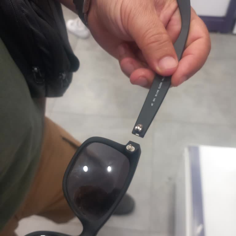 Ray Ban Güneş Gözlüğüm Kısa Sürede Kırıldı, Garanti Kapsamında Onarım Reddedildi