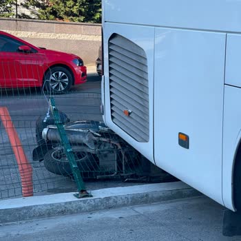 Kamil Koç Otobüsü Dudullu Terminalinde Korkulukları Kırarak Araç Hasarına Neden Oldu