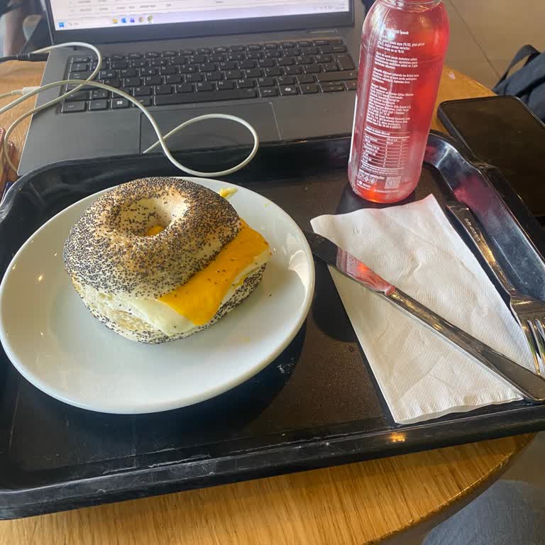 Starbucks Şubesinde Müşteriye Kalitesiz Plastik Bardak Verilmesi