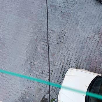 Balkon Altındaki Kablo Çamaşır Asmayı Engelliyor