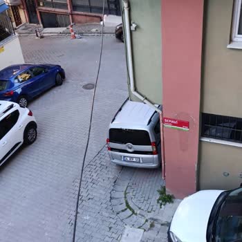 Balkon Altındaki Kablo Çamaşır Asmayı Engelliyor
