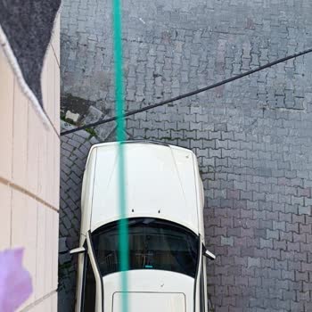 Balkon Altındaki Kablo Çamaşır Asmayı Engelliyor