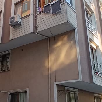 Balkon Altındaki Kablo Çamaşır Asmayı Engelliyor