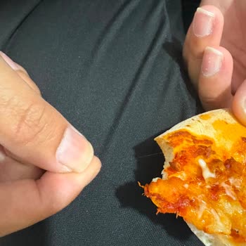 BİM Lezzethane Karışık Pizzada Kıl Bulundu: Özür Ve İade Talebi