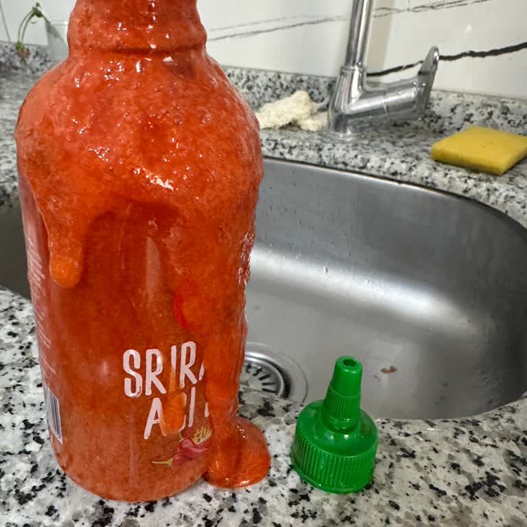 Şok Marketler Patlayan Sriracha Sosu Göz Ve Ellerime Yanık Verdi