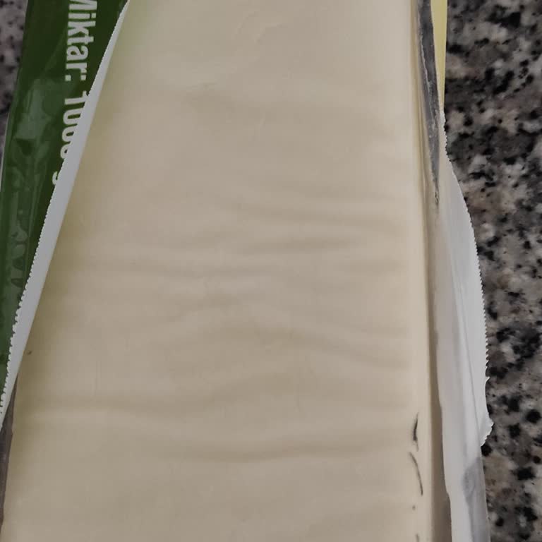 BİM Aknaz Tost Peynirindeki Siyah Lekeler Ve Mazot Kokusu Sağlık Endişesi
