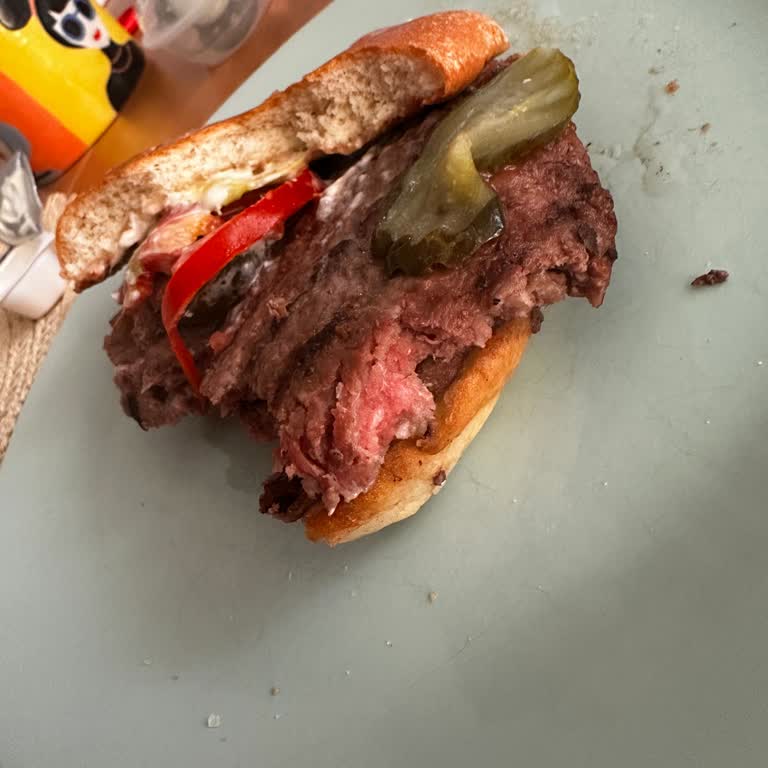 Migros Yemek'ten Çiğ Double Whopper İçin Geri Ödeme Ve Sağlık Riski Şikayeti