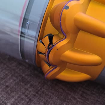 Dyson V15 Detect Silikon Gövde Parçalarında Kırılma Ve Kopma, Garanti Kapsamında Değişim Reddi