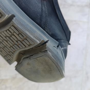 Ayakkabının Tabanı Kısa Sürede Yarıldı Ve Müşteri Hizmetleri Cevap Vermedi