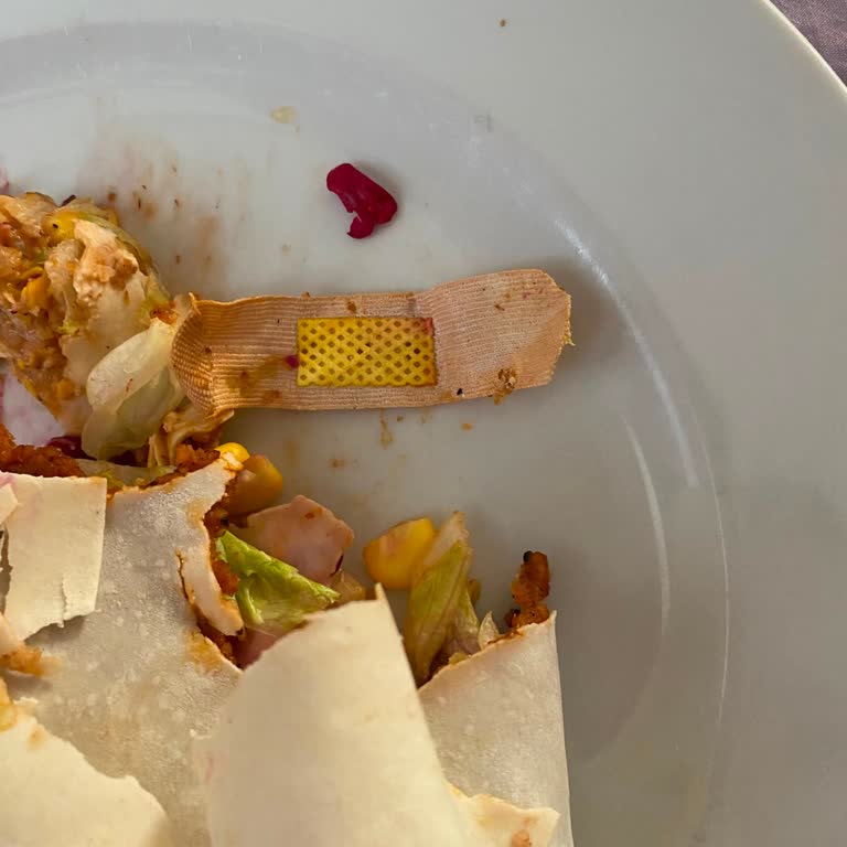 Yemeksepeti Çiğköfte Dürümde Yara Bandı Bulunması ve Yanıtsız Müşteri Hizmeti