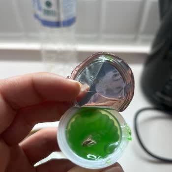 A101 Jelly Tube Şekerinde Ölü Kelebek Görüldü: Çocukların Sağlığı Tehlikede