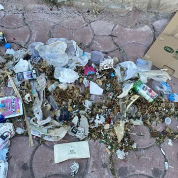 Ümit Evi Engelli Bakım Merkezi Çevresinde Çöp Kirliliği Acilen Temizlenmeli