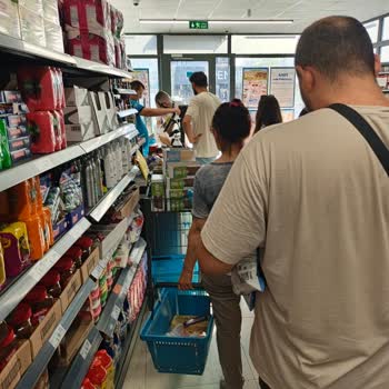 Yoğun Saatlerde Ek Kasa Açılmaması 25 Dakikalık Beklemeye Yol Açtı