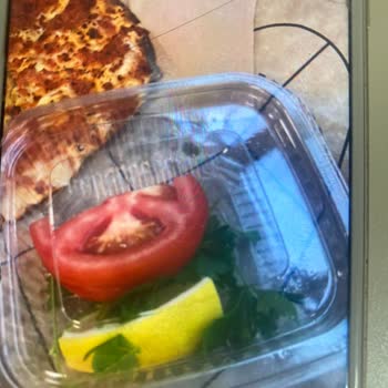 Çay Ve Yeşillikler Eksik, Lahmacun Sunumu Ve Kalitesi Yetersiz