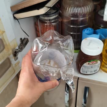 Pepsi Şişesi Patladı, Mutfak Dolabı Hasar Gördü Ve Gıdalar Ziyan